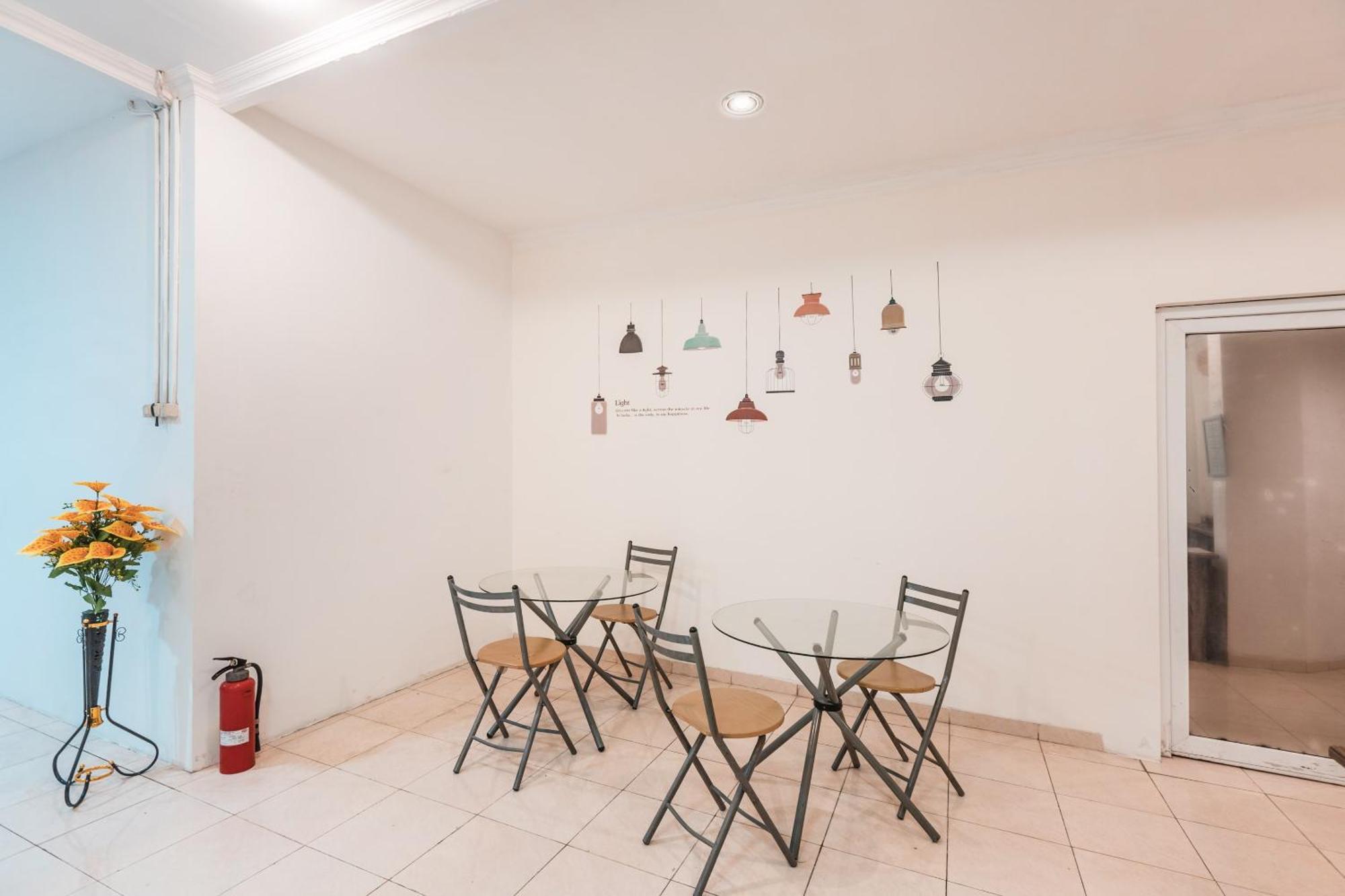 Super Oyo 2034 Eden Guest House Depok Esterno foto