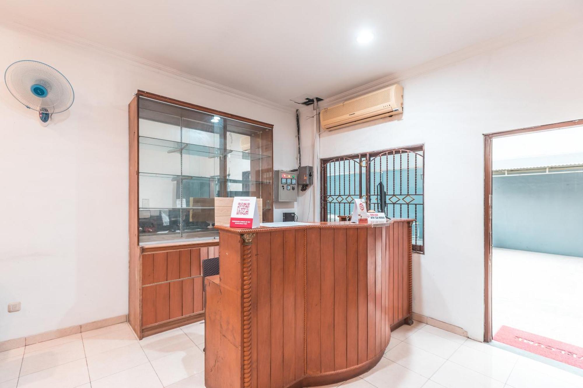 Super Oyo 2034 Eden Guest House Depok Esterno foto